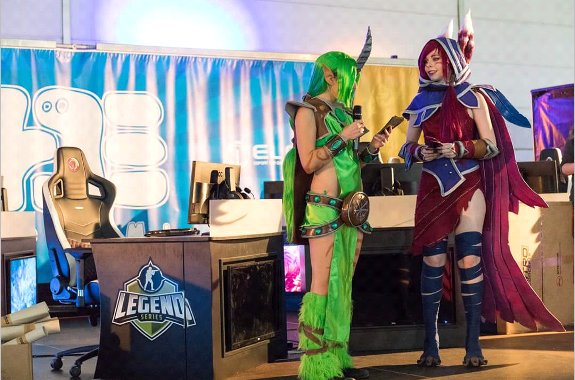 ThanatosArts als Xayah - League of Legends Cosplay Cup (Interview nach dem Live Auftritt)